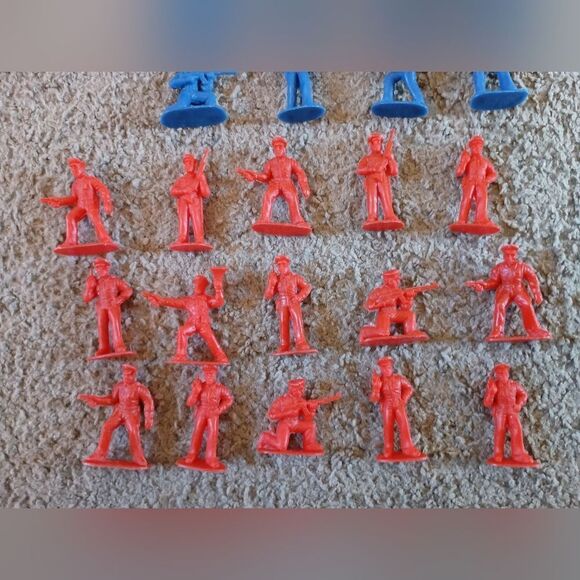 Vintage Police Officer 27 Figures Red Classic Toy Soldiers Set - PRE-OWNED - Picture 3 of 3